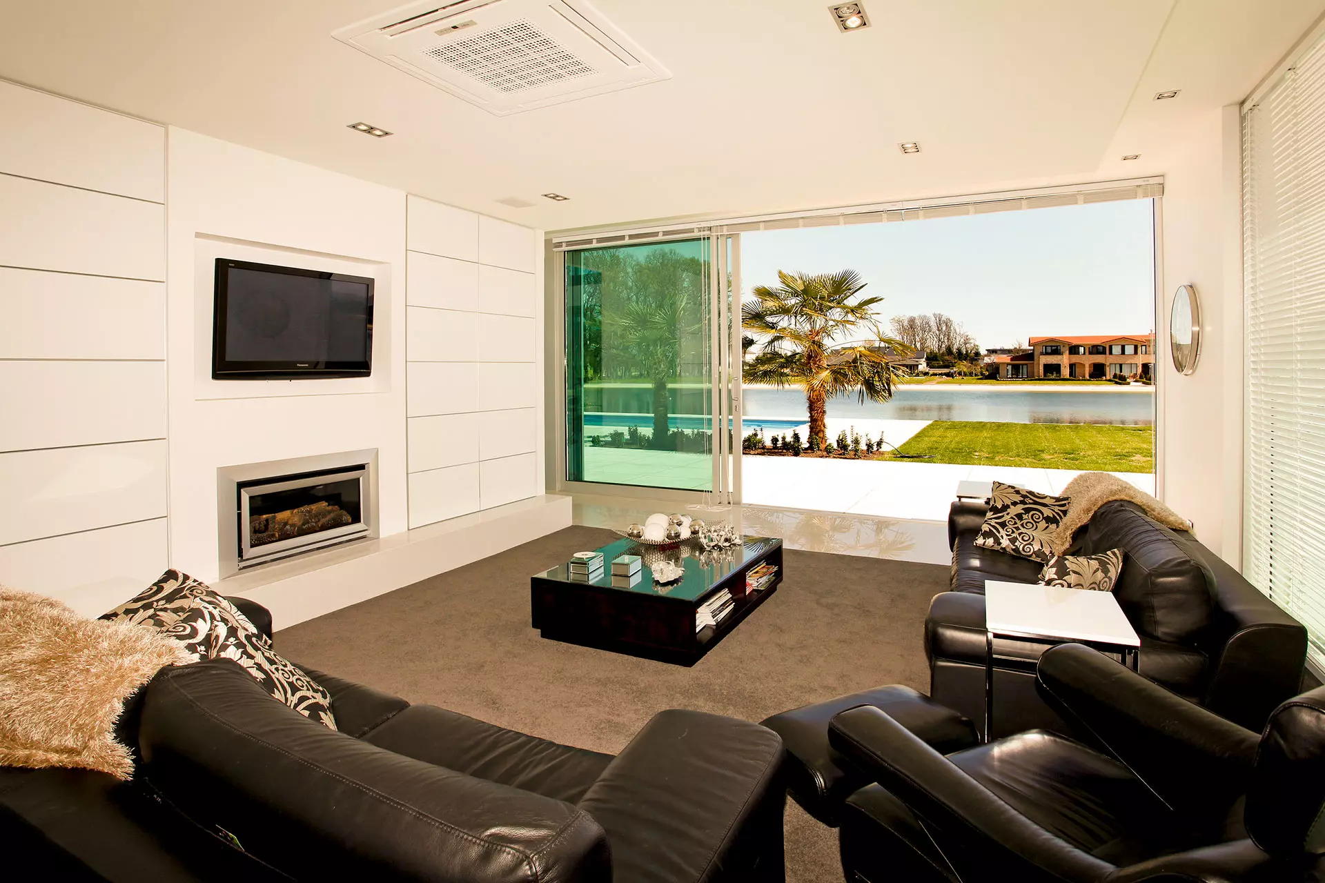 Luxury Lakeside Home Lounge